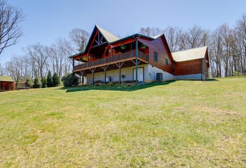 Deck, Gas Grill + Mtn Views: Sparta Cabin Stay!