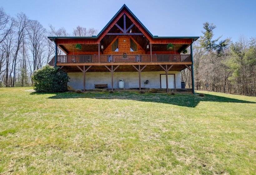 Deck, Gas Grill + Mtn Views: Sparta Cabin Stay!