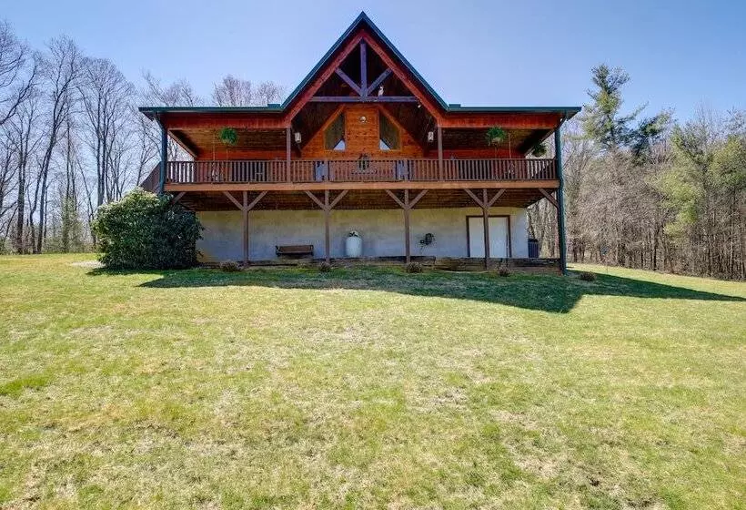 Deck, Gas Grill + Mtn Views: Sparta Cabin Stay!