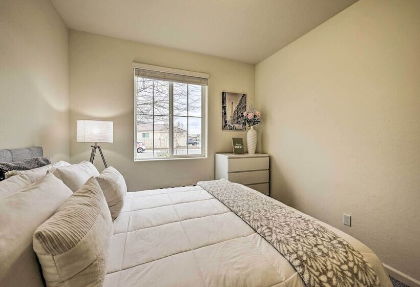 Visalia Home W/ Yard: 4 Mi To Downtown!