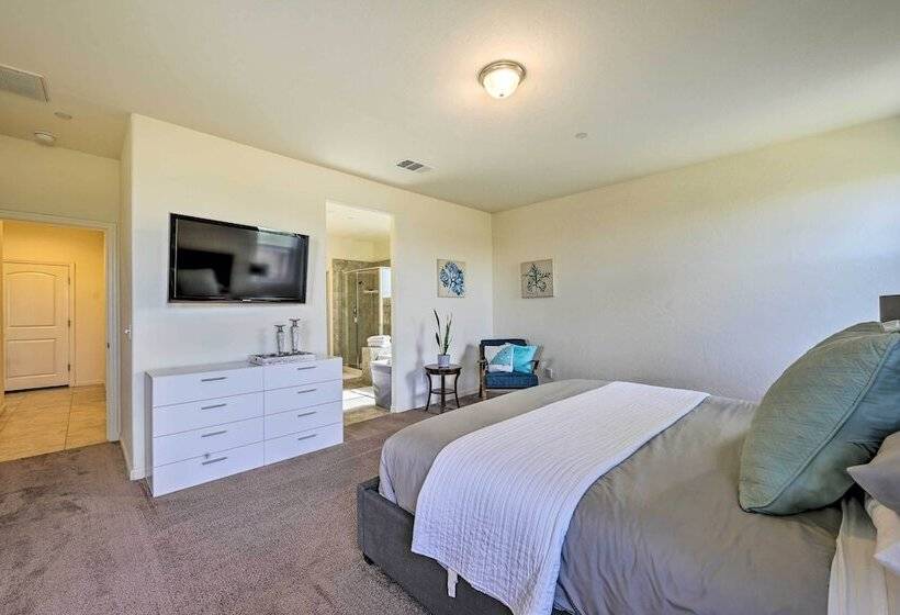 Visalia Home W/ Yard: 4 Mi To Downtown!