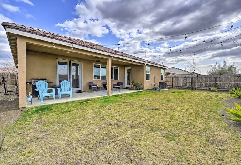 Visalia Home W/ Yard: 4 Mi To Downtown!
