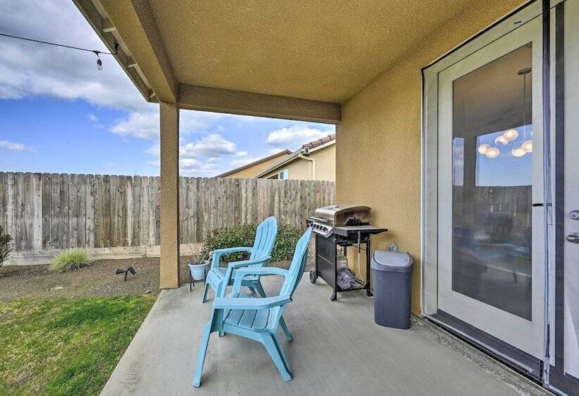 Visalia Home W/ Yard: 4 Mi To Downtown!