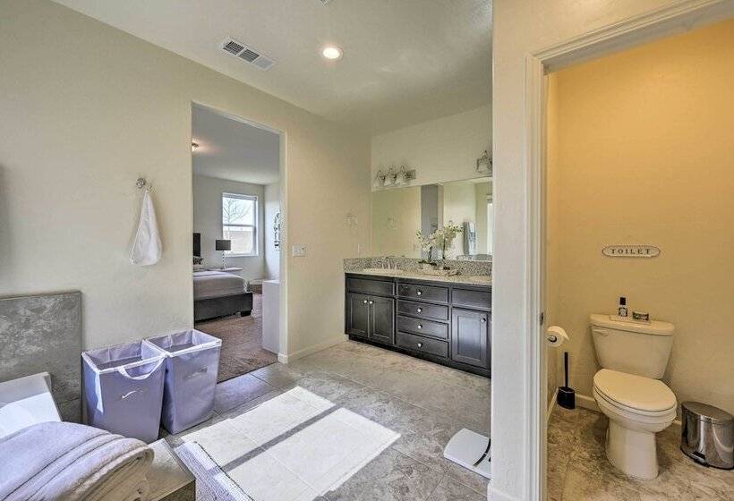 Visalia Home W/ Yard: 4 Mi To Downtown!