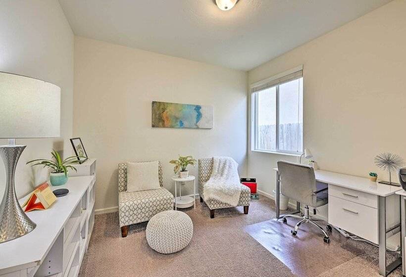 Visalia Home W/ Yard: 4 Mi To Downtown!