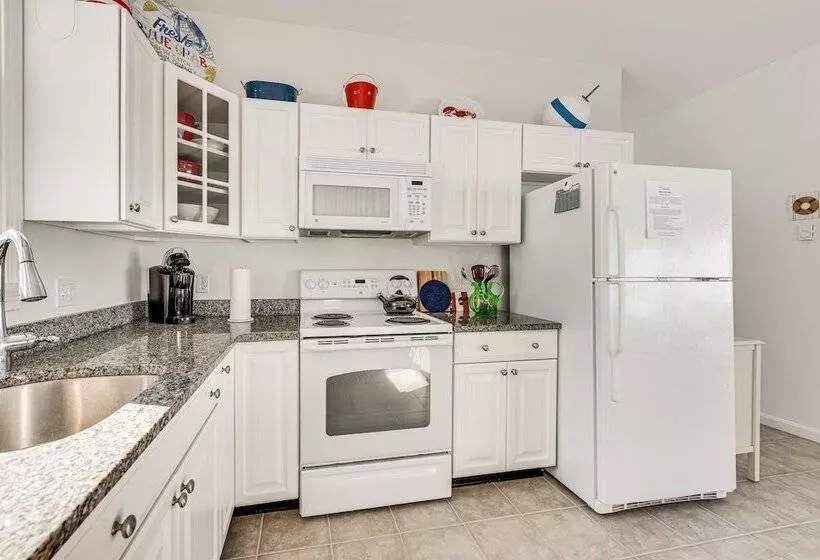 Cozy Wells Cottage W/ Pool Access: 1 Mi To Beach!