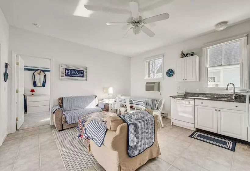 Cozy Wells Cottage W/ Pool Access: 1 Mi To Beach!