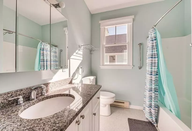 Cozy Wells Cottage W/ Pool Access: 1 Mi To Beach!