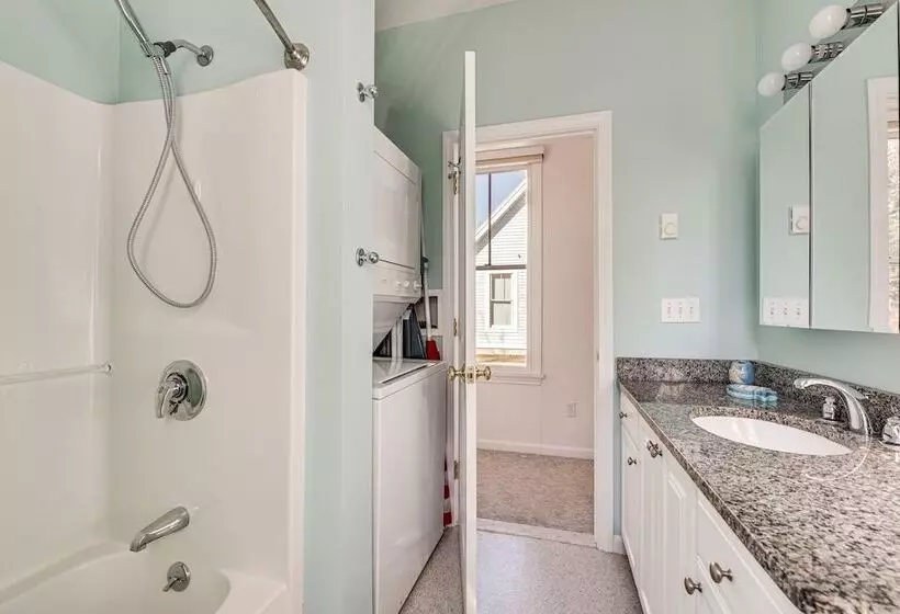 Cozy Wells Cottage W/ Pool Access: 1 Mi To Beach!