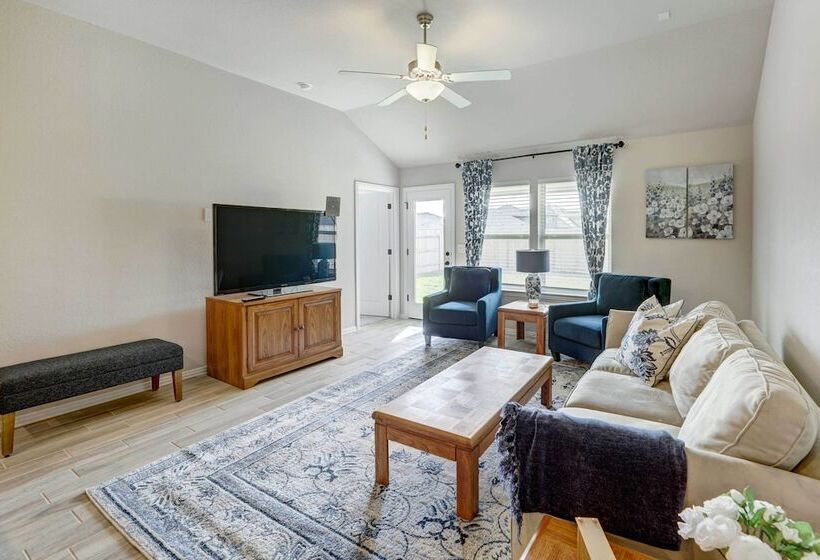 Bastrop Home W/ Yard, 28 Mi To Austin!