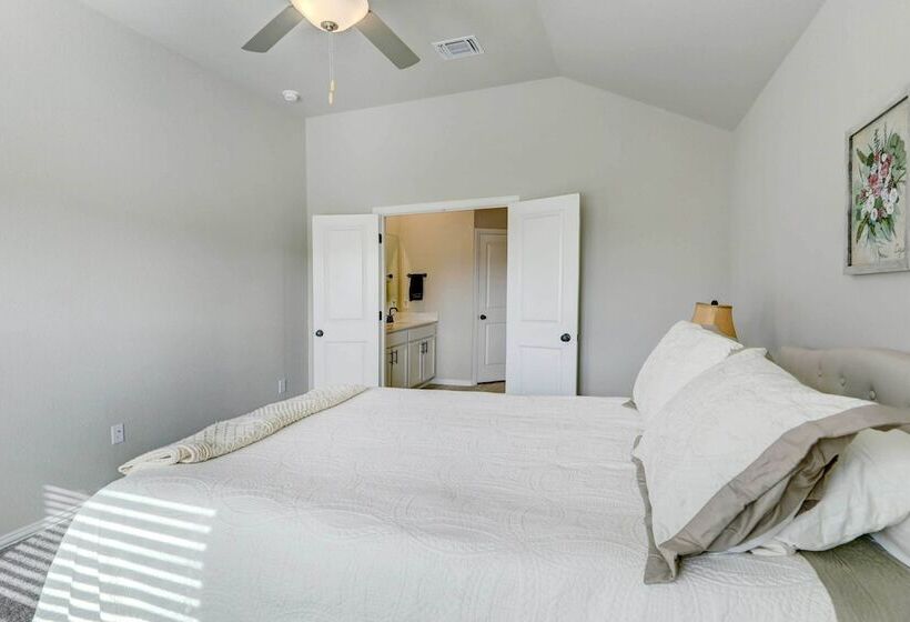 Bastrop Home W/ Yard, 28 Mi To Austin!