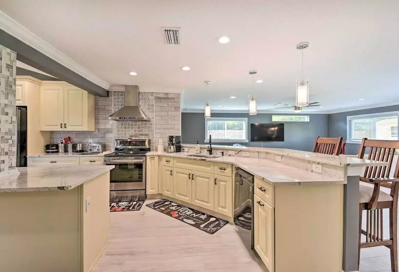 Bradenton Retreat W/ Yard: 3 Mi To Downtown!
