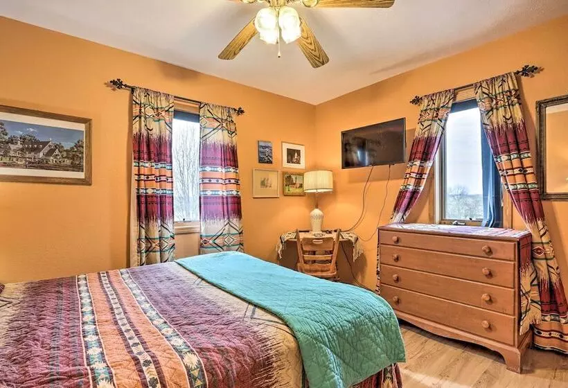 Missouri Getaway W/ Pasture Views & Patio!