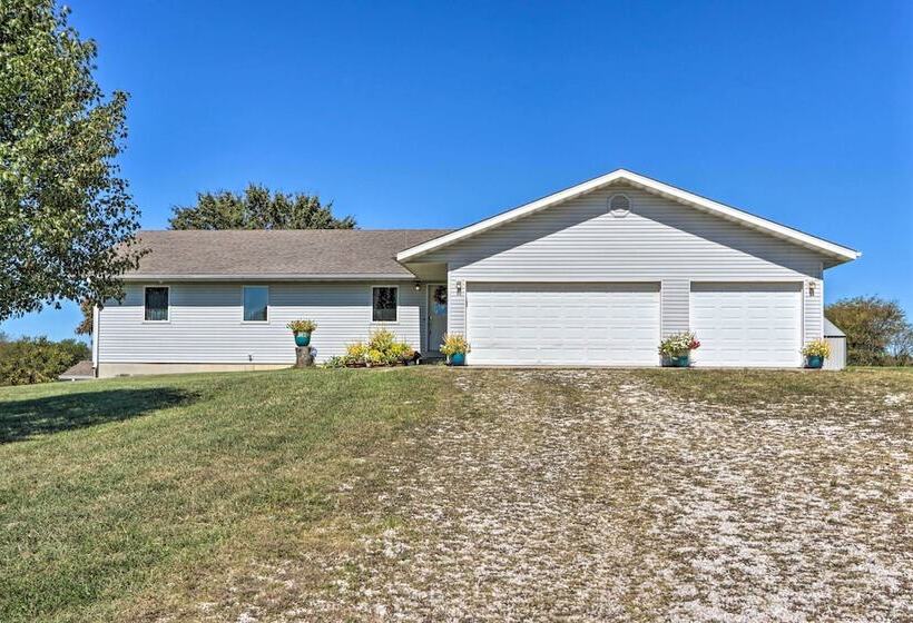 Missouri Getaway W/ Pasture Views & Patio!