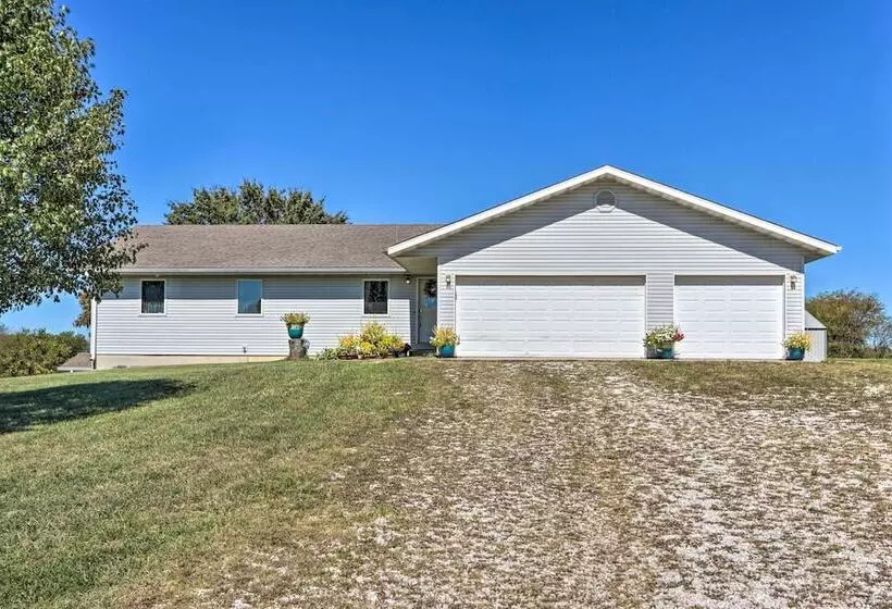 Missouri Getaway W/ Pasture Views & Patio!