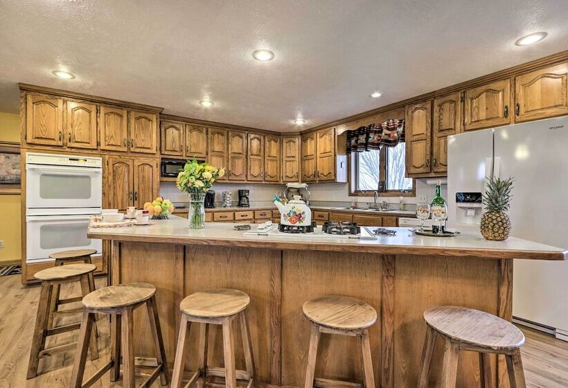 Missouri Getaway W/ Pasture Views & Patio!