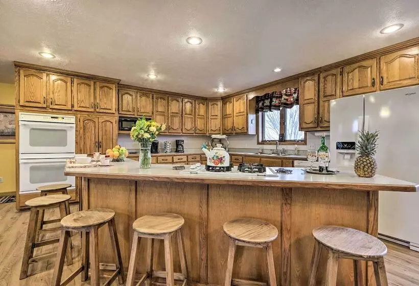 Missouri Getaway W/ Pasture Views & Patio!