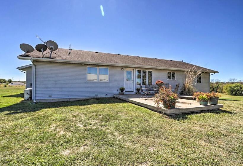 Missouri Getaway W/ Pasture Views & Patio!