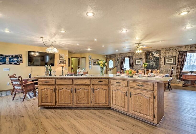 Missouri Getaway W/ Pasture Views & Patio!