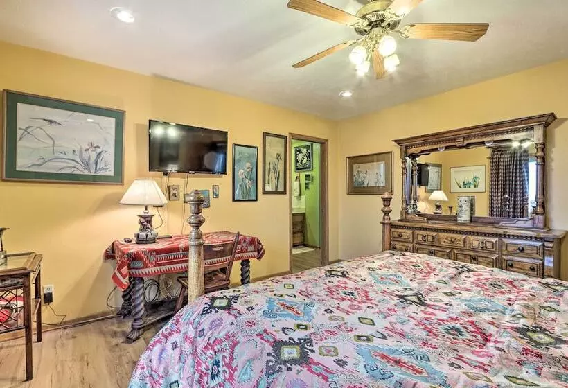 Missouri Getaway W/ Pasture Views & Patio!