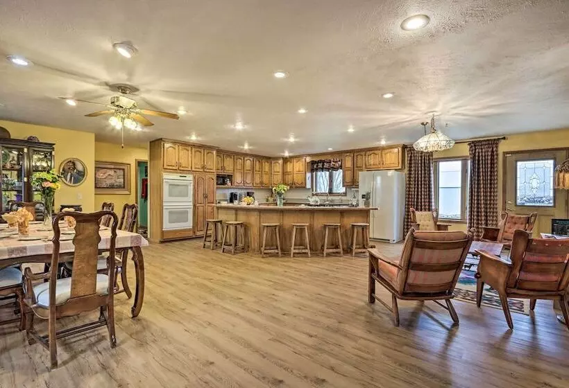 Missouri Getaway W/ Pasture Views & Patio!