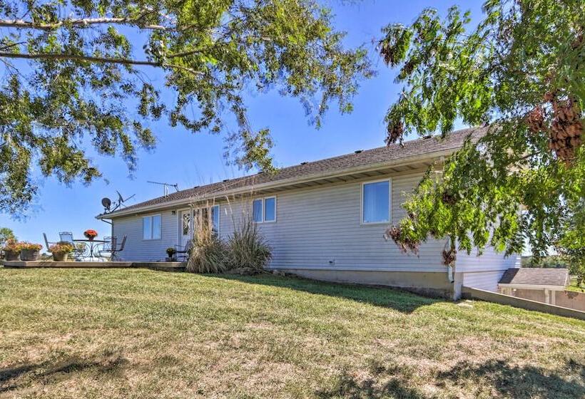 Missouri Getaway W/ Pasture Views & Patio!