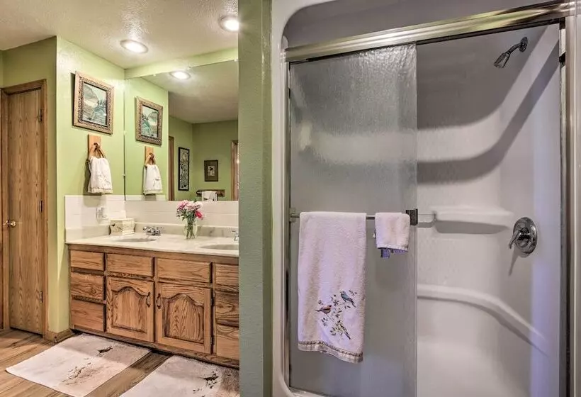 Missouri Getaway W/ Pasture Views & Patio!