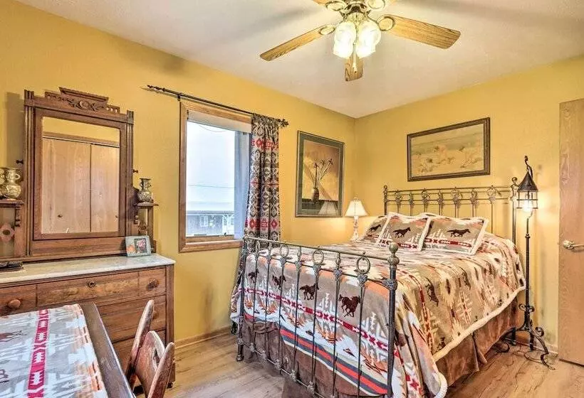 Missouri Getaway W/ Pasture Views & Patio!