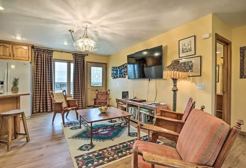 Missouri Getaway W/ Pasture Views & Patio!