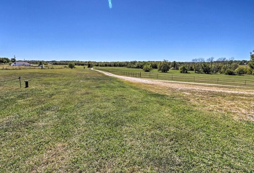 Missouri Getaway W/ Pasture Views & Patio!