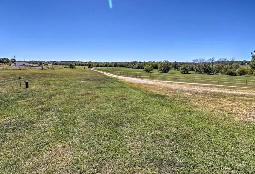 Missouri Getaway W/ Pasture Views & Patio!