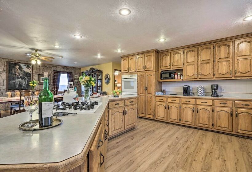 Missouri Getaway W/ Pasture Views & Patio!