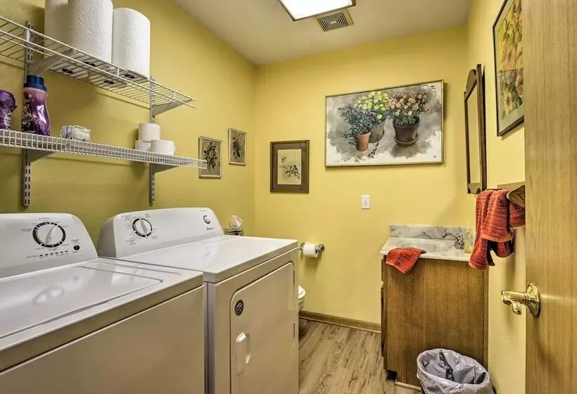 Missouri Getaway W/ Pasture Views & Patio!