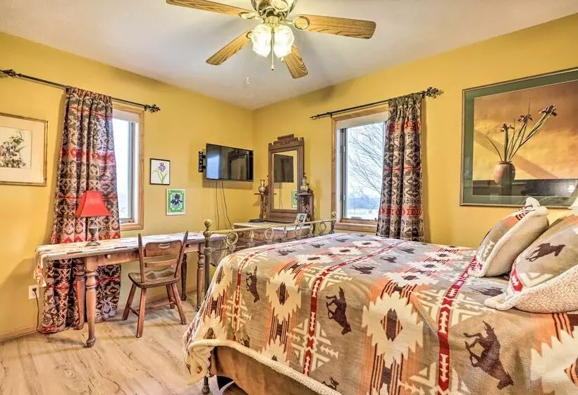 Missouri Getaway W/ Pasture Views & Patio!