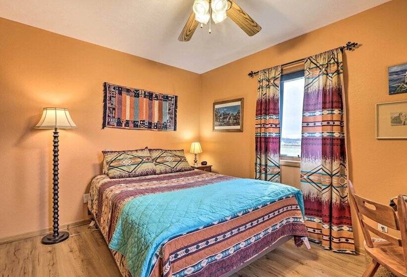 Missouri Getaway W/ Pasture Views & Patio!