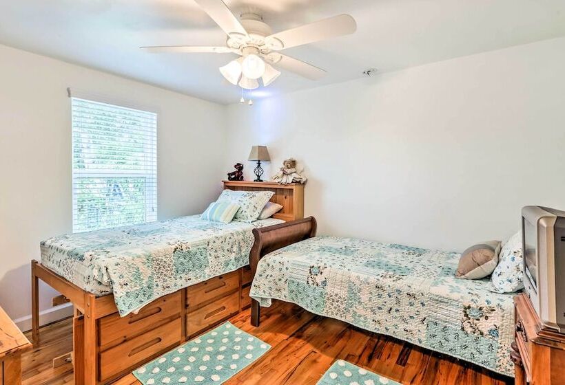 Carrabelle Home Near River, Beach & Downtown!