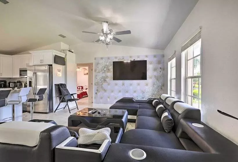 Charming N Fort Meyers Retreat: Pool & Lanai!