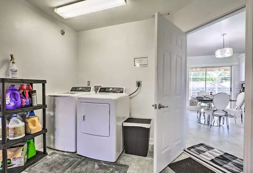 Charming N Fort Meyers Retreat: Pool & Lanai!