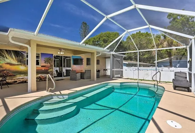Charming N Fort Meyers Retreat: Pool & Lanai!