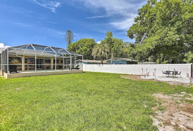 Charming N Fort Meyers Retreat: Pool & Lanai!