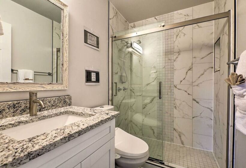 Charming N Fort Meyers Retreat: Pool & Lanai!