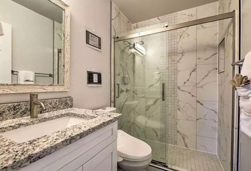Charming N Fort Meyers Retreat: Pool & Lanai!
