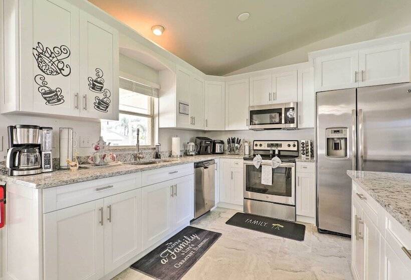 Charming N Fort Meyers Retreat: Pool & Lanai!