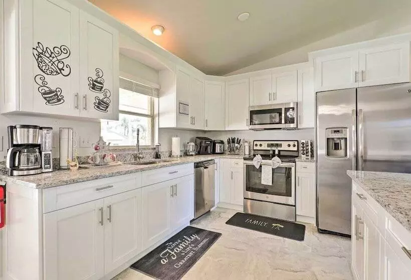 Charming N Fort Meyers Retreat: Pool & Lanai!