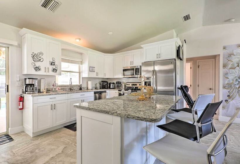 Charming N Fort Meyers Retreat: Pool & Lanai!