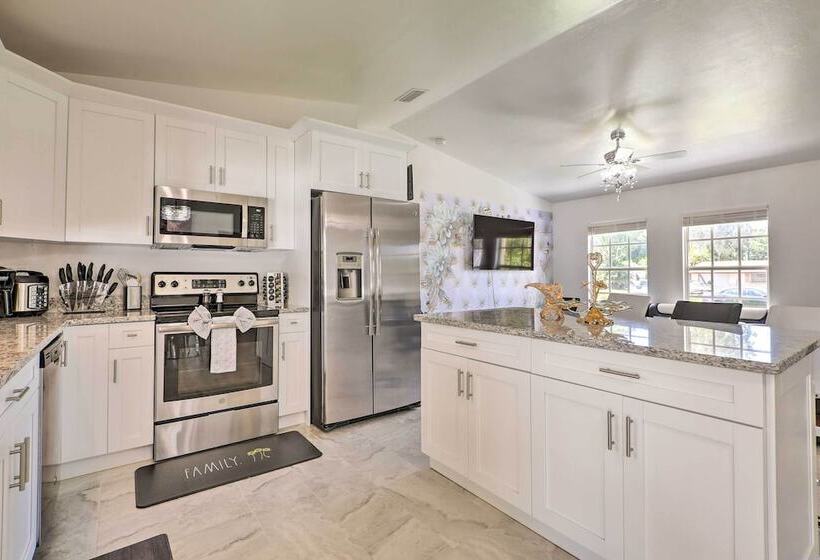 Charming N Fort Meyers Retreat: Pool & Lanai!