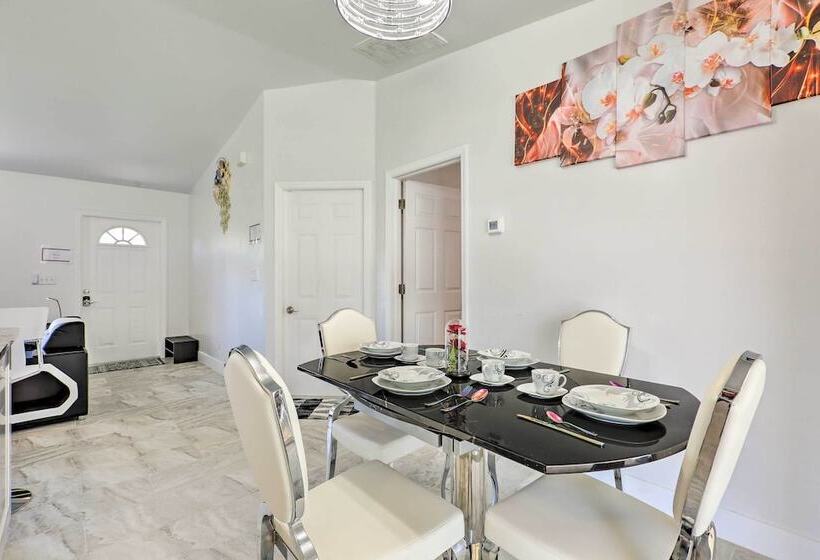 Charming N Fort Meyers Retreat: Pool & Lanai!