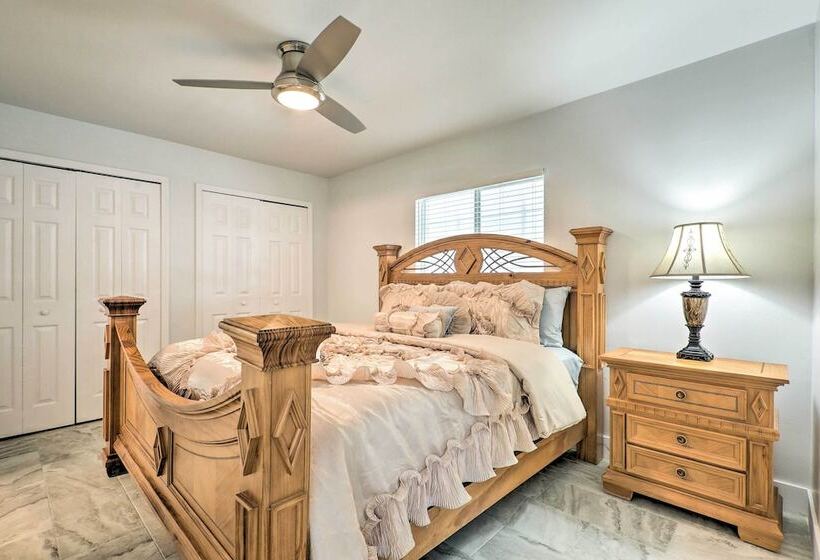 Charming N Fort Meyers Retreat: Pool & Lanai!