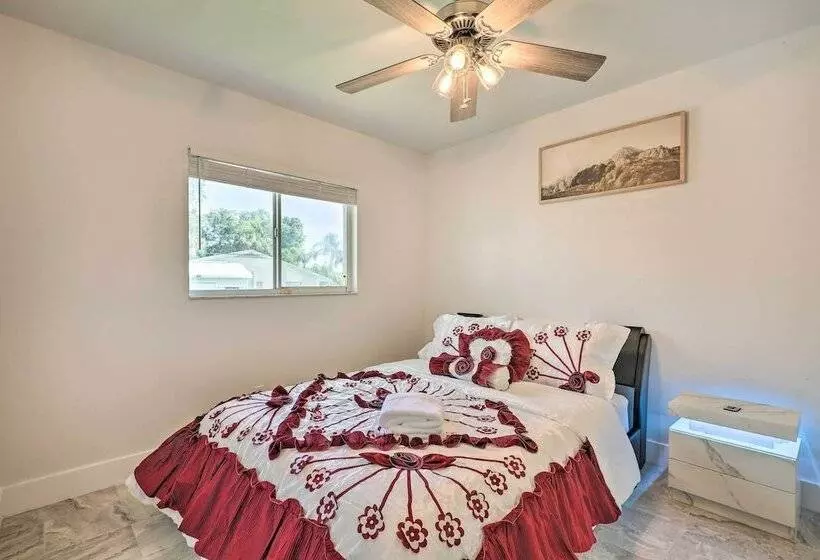 Charming N Fort Meyers Retreat: Pool & Lanai!