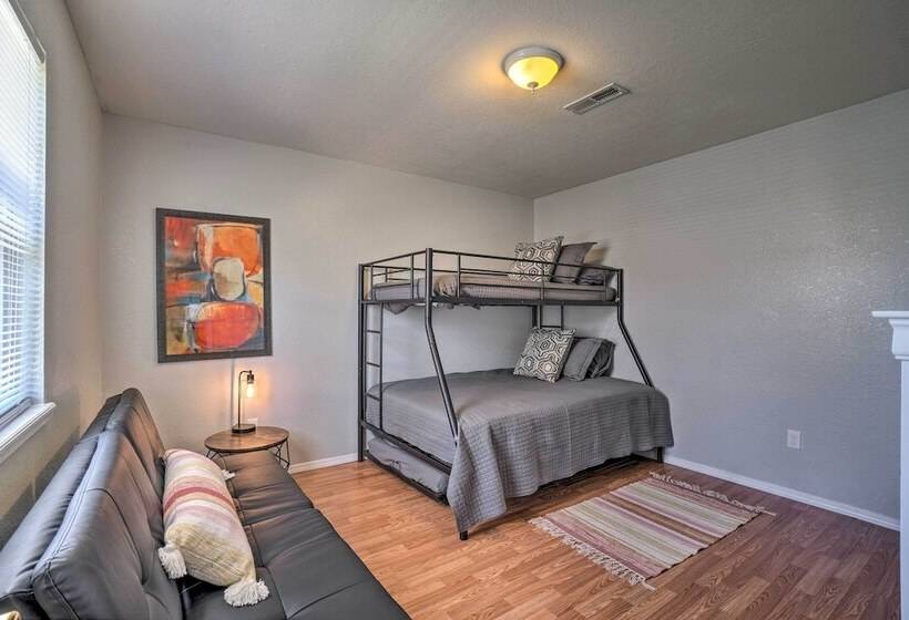 Charming One Level Home W/ Deck, Walk To Dtwn